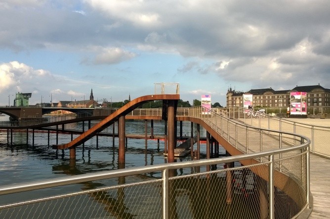 Der geschwungene Kai, der weit auf den Kanal hinausführt, ist eine Konstruktion des Architekten Julien de Smedt (Foto: Christian Gehl)