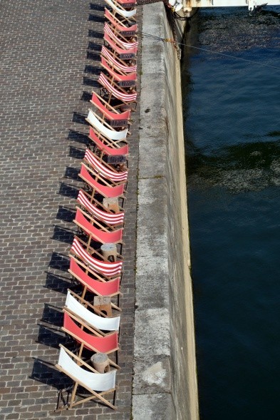 Paris oder Die Liegestühle am Seinekai warten schon (Foto: Ralf Nestmeyer)