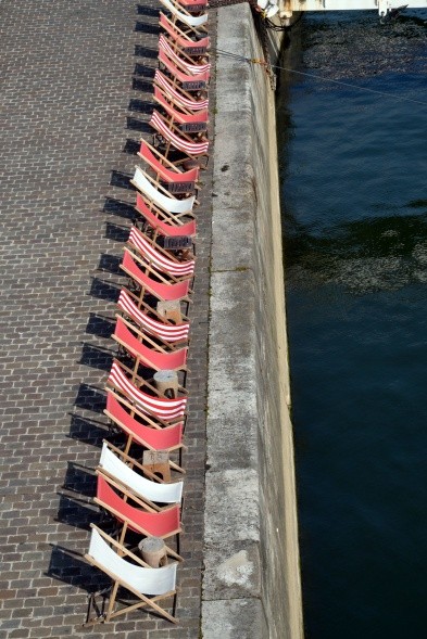 Paris oder Die Liegestühle am Seinekai warten schon (Foto: Ralf Nestmeyer)