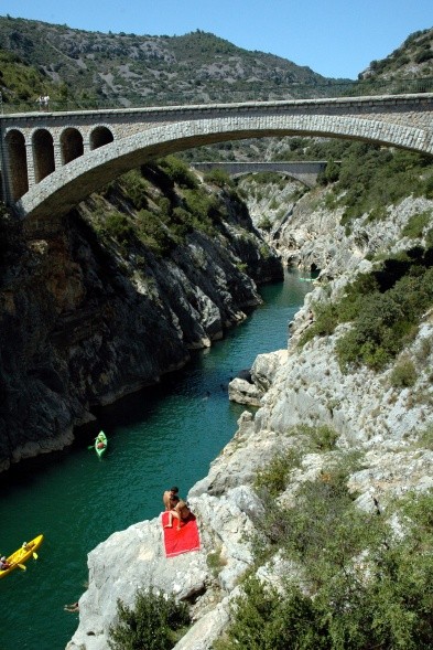 Imposant, aber mit gewisser Vorsicht zu genießen – die höher gelegenen Stellen für Sonnenhungrige vor den Brücken bei Saint-Guilhem-le-Désert (Foto: Ralf Nestmeyer)
