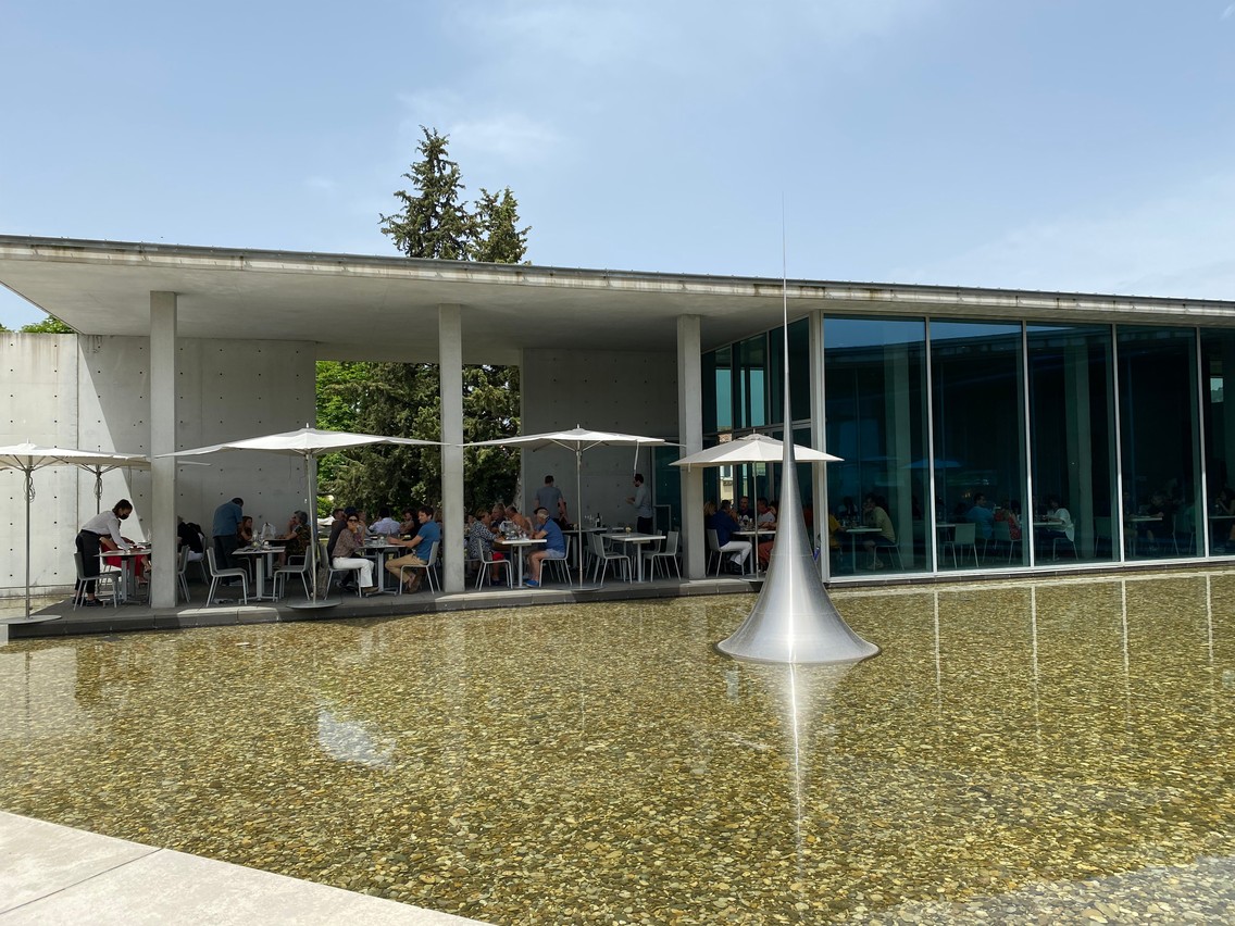 Mit klaren und kühnen Strichen gezeichnet, zeigt auch das Restaurant Vania, dass hier Architektur, Kunst und Kulinarik zusammenfinden_Copyright Ralf Nestmeyer
