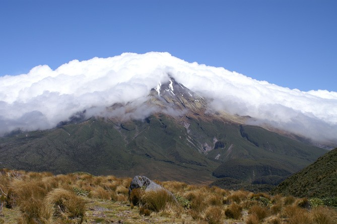 Taranaki oder Mount Egmont, ein 2.518 m hoher Schichtvulkan (Foto: Dietrich Höllhuber)