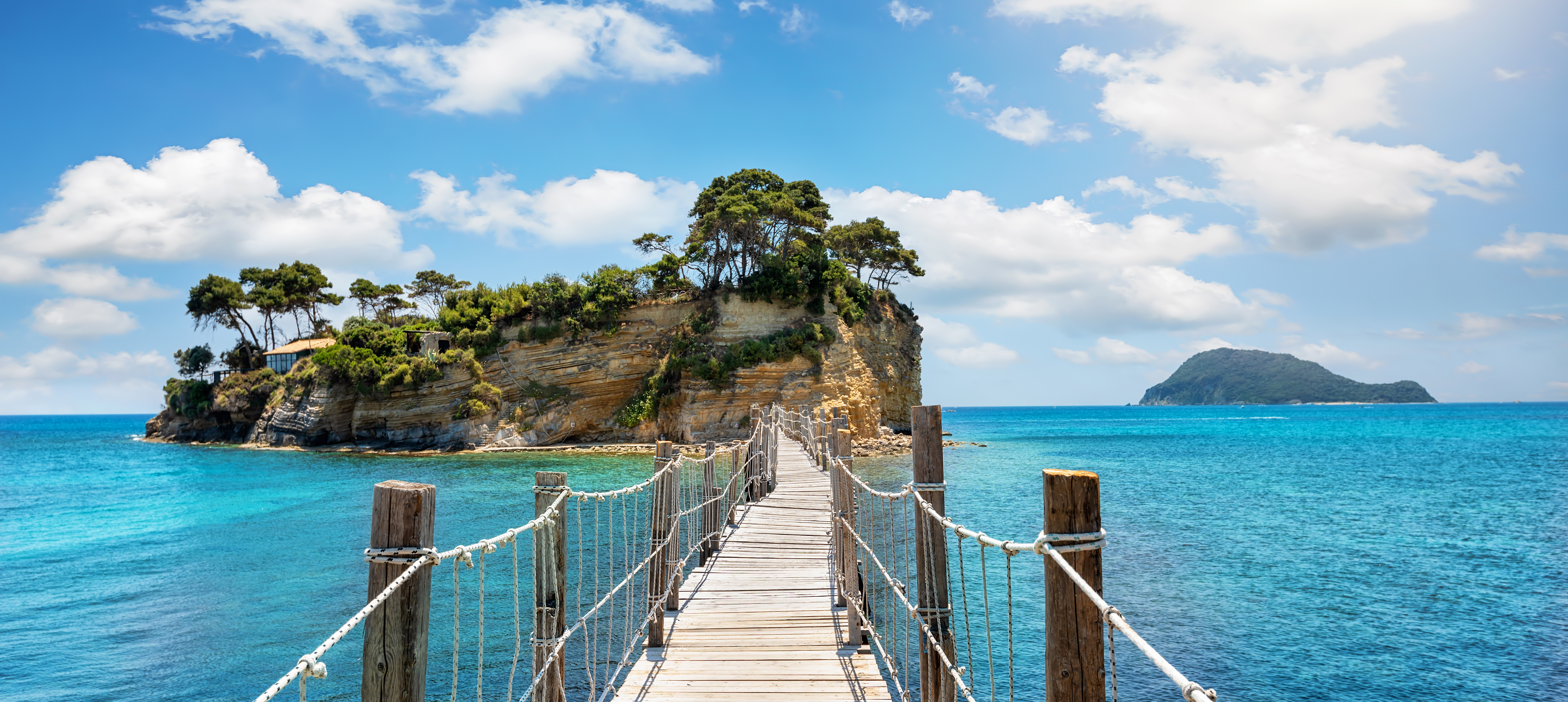 Holzsteg zur kleinen Insel Ágios Sóstis
