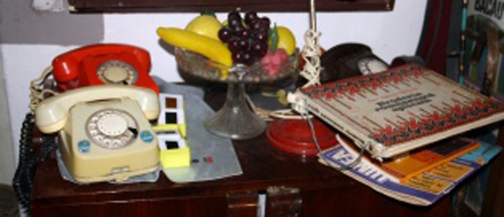 Wählscheibentelefone und Plastikobst. Diese Gegenstände waren in vielen sozialistischen Wohnungen anzutreffen … (Foto Diana Stănescu)