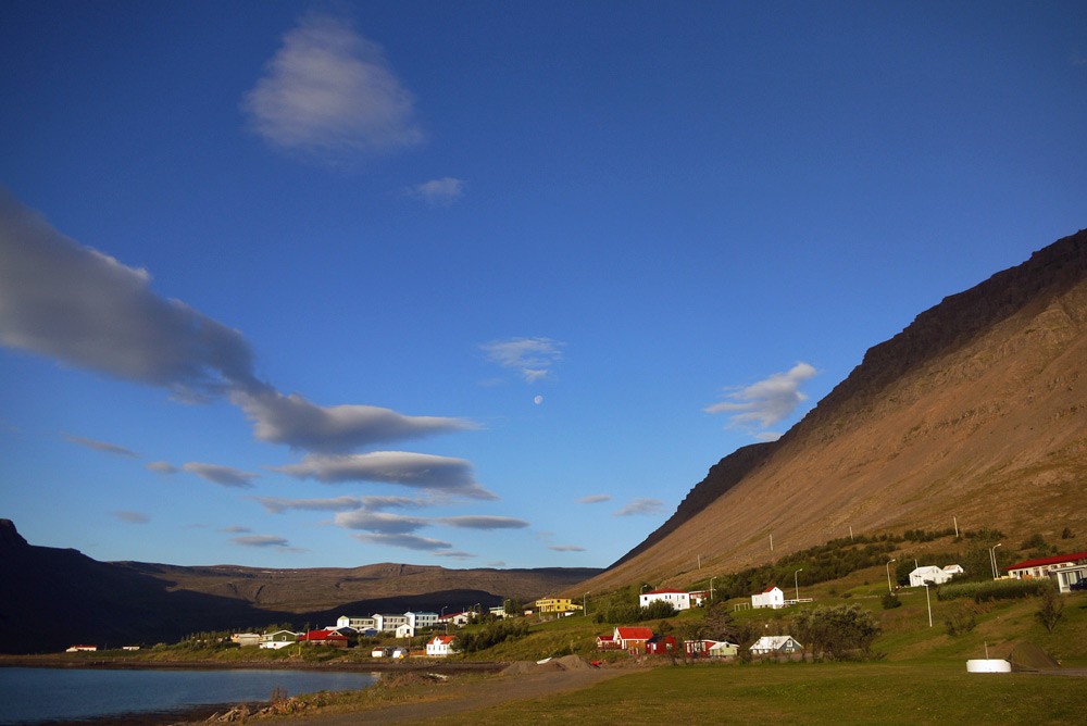 Bíldudalur, ein typischer Fjordort unter steiler Felswand (Foto: Christine Sadler)