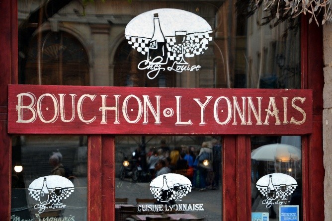 Lyon oder In der Altstadt von Lyon locken zahlreiche Lokale (Foto: Ralf Nestmeyer)
