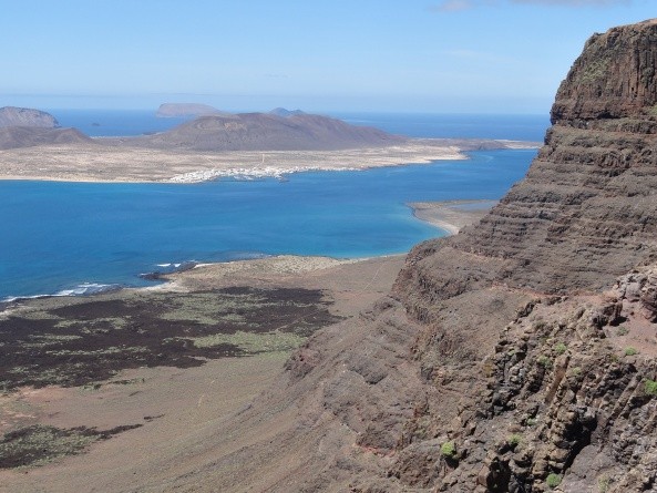 Die faszinierenden Ausblicke vom kahlen Wüsteneiland der Nachbarinsel La Graciosa (Foto: Eberhard Fohrer)