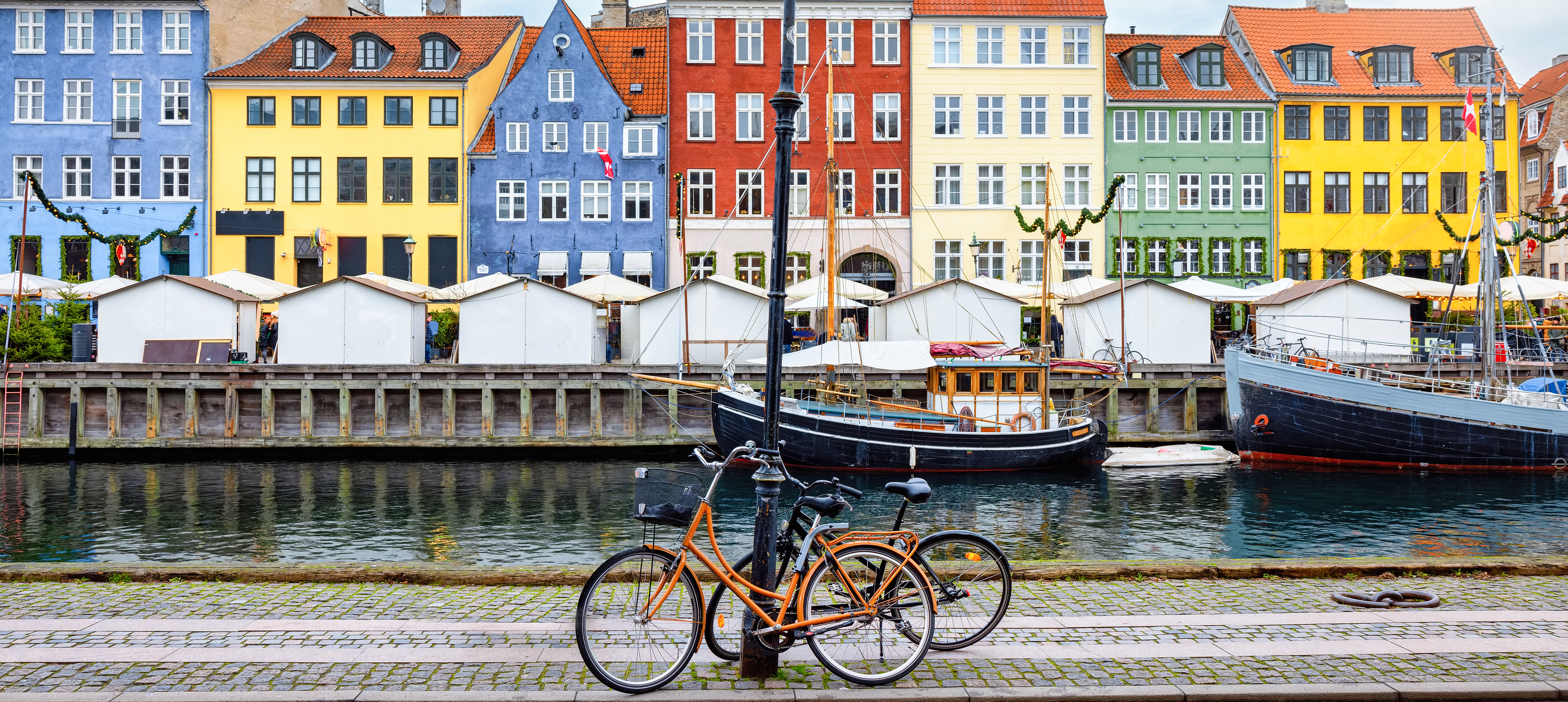 Laterne und Fahrräder am beliebten Nyhavn
