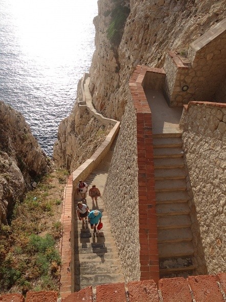 654 Stufen sind es bis zur Grotta di Nettuno bei Alghero (Foto: Eberhard Fohrer)