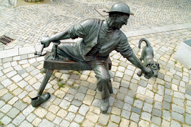 Das Schuhmacherdenkmal in Preetz spielt auf die Vergangenheit des einstigen Schuster-Städtchens an (Foto: Dieter Katz)