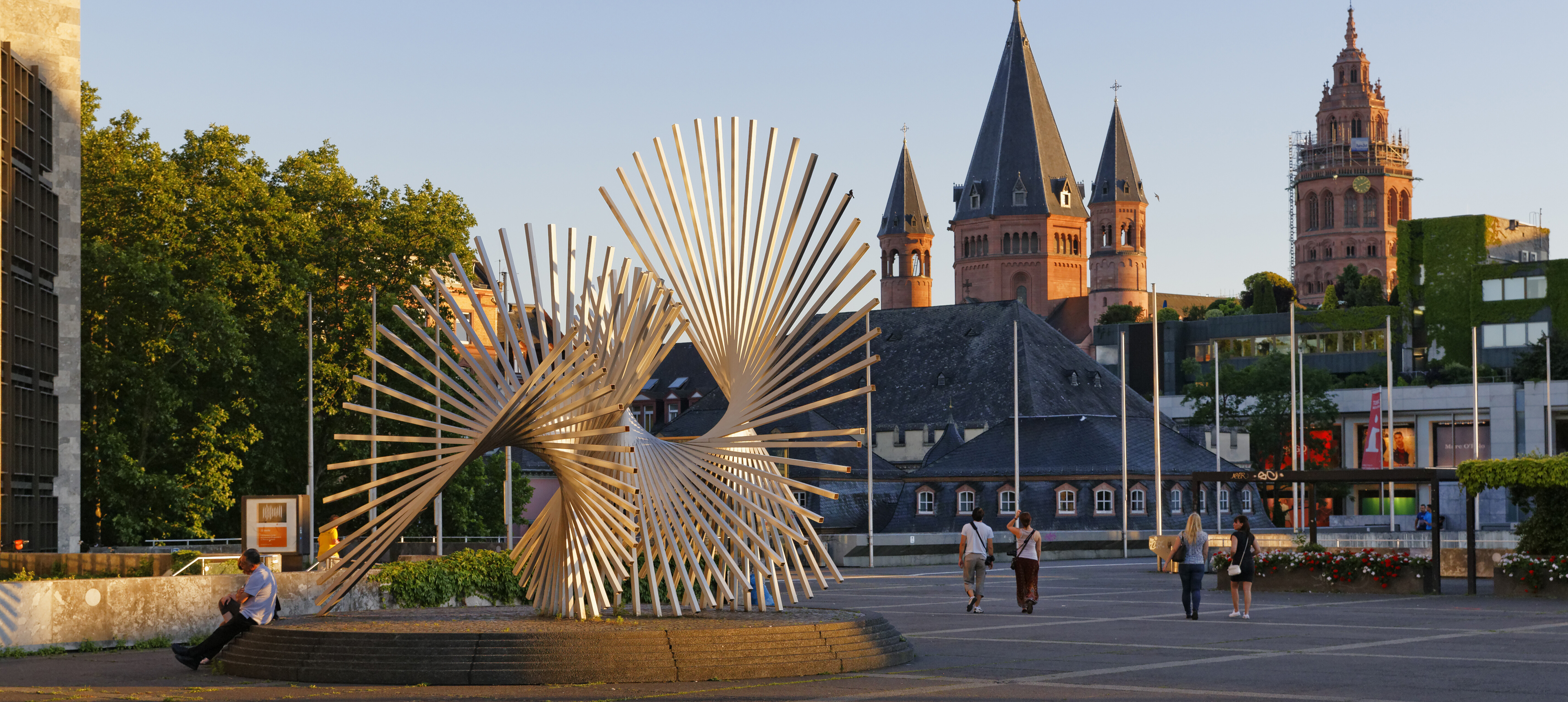 Skulptur Lebenskraft von Andreu Alfaro am Jockel-Fuchs-Platz in Mainz