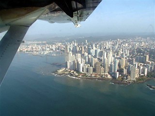 Im Anflug auf Panama City (Foto: Volker Feser)