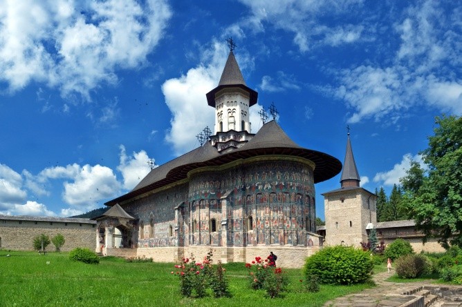 Wie von bunten Bilderteppichen überzogen, eines der Welterbe-Klöster in der Bucovina (Foto: Diana St&#259;nescu)