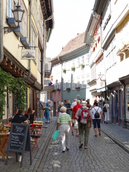 Einkaufen und Genießen auf der mittelalterlichen Krämerbrücke in Erfurt (Foto: Heidi Schmitt)