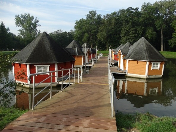 Im schwimmenden Hüttendorf an der Ölmühle Eberstedt wird man sanft in den Schlaf geschaukelt (Foto: Heidi Schmitt)