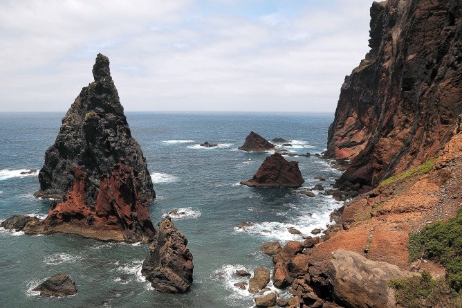 Die wilde vulkanische Nordküste von Madeira (Foto: Irene Börjes)