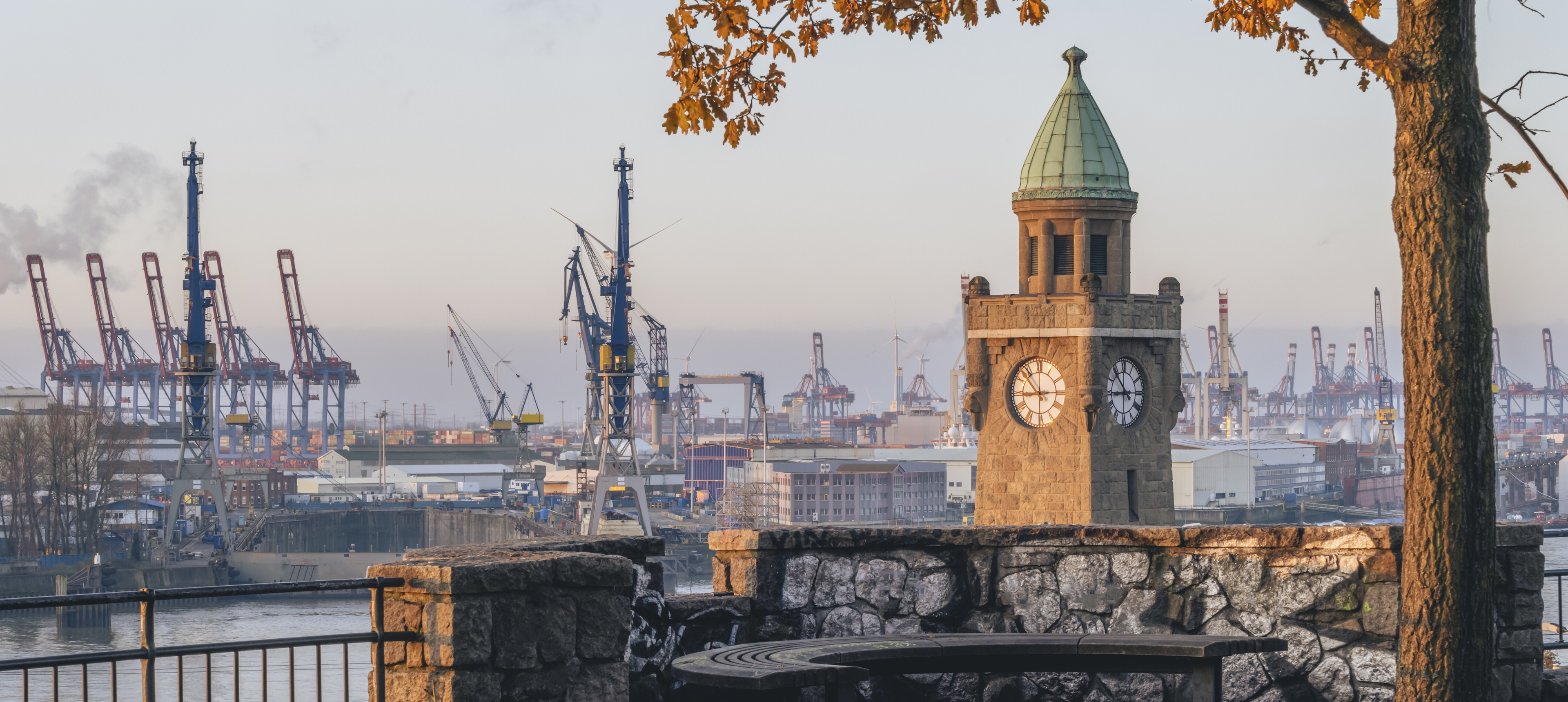 Der Pegelturm vor den Landungsbrücken
