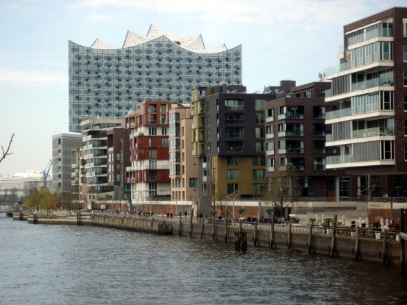 Der Kaiserkai und seine Krönung, die Elbphilharmonie (Foto: Matthias Kröner)