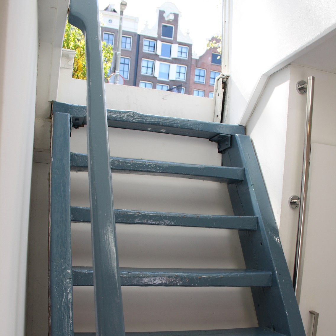 Wie schaffe ich die Treppe in einem Hausboot mit steifem Hinkebein und Koffer (Foto: Diana Stănescu)