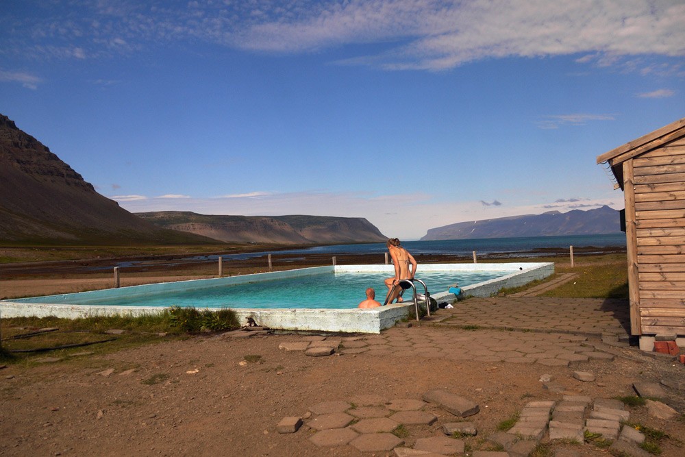Das einsame Schwimmbad im Rauchfjord mit großartiger Naturkulisse (Foto: Christine Sadler)