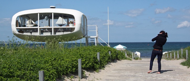 Wie ein Ufo schwebt der einstige Rettungsturm in Binz über den Dünen (Foto: Sven Talaron)