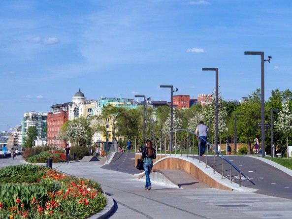 Die schön geschwungene Uferpromenade im neuen Gorki-Park (Foto: Anika Zeller)