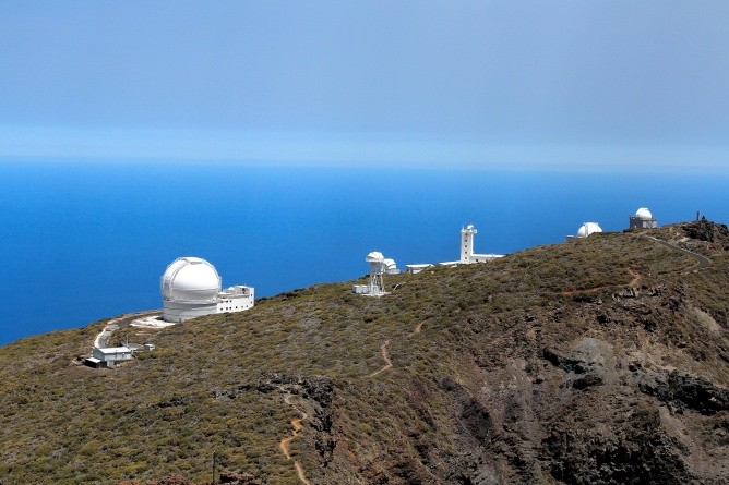 Einige der Observatorien auf dem Roque de Los Muchachos (Foto: Ivan Jegorov)