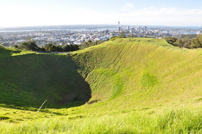 Auckland &ndash; gesehen vom erloschenen Krater des Mount Eden (Foto: Dietrich Höllhuber)