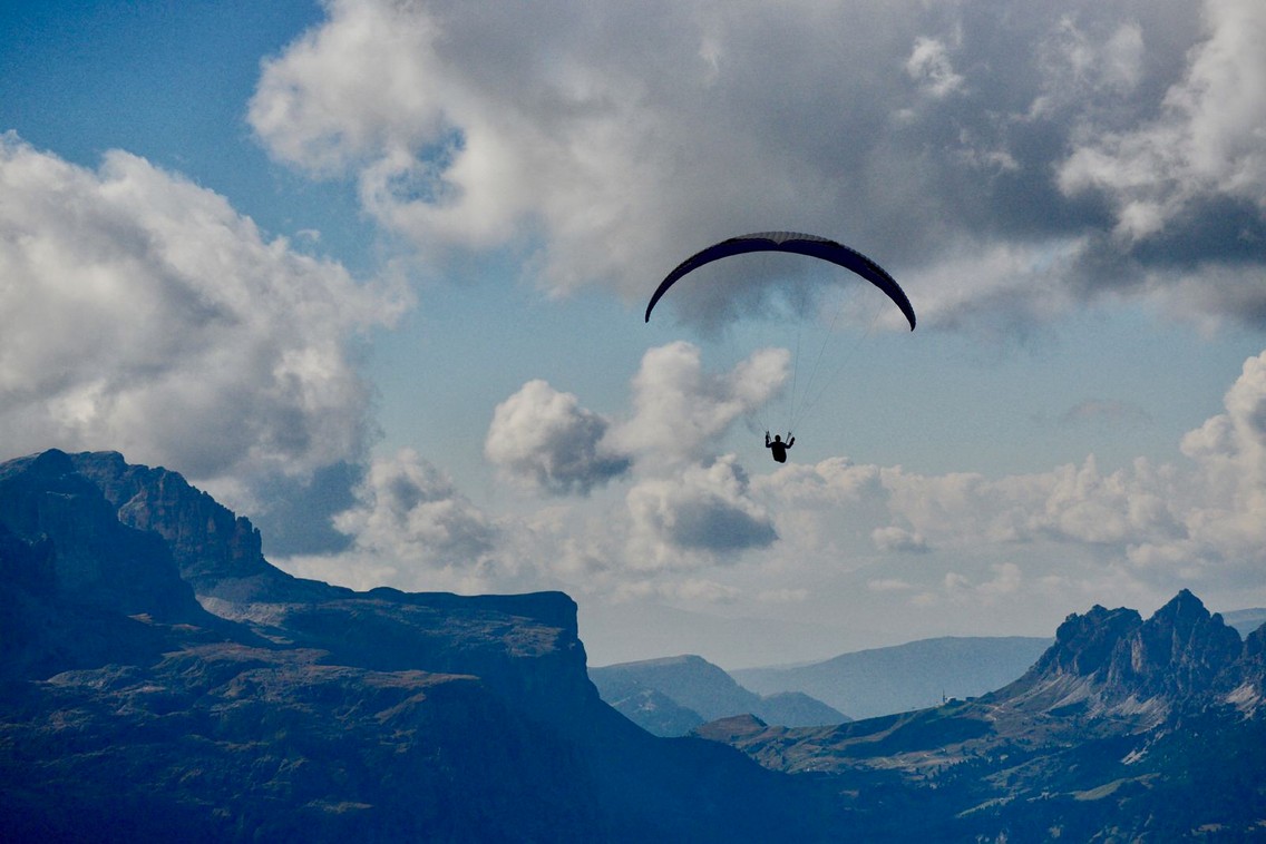 Die Sella mit einem Paraglider © Florian Fritz