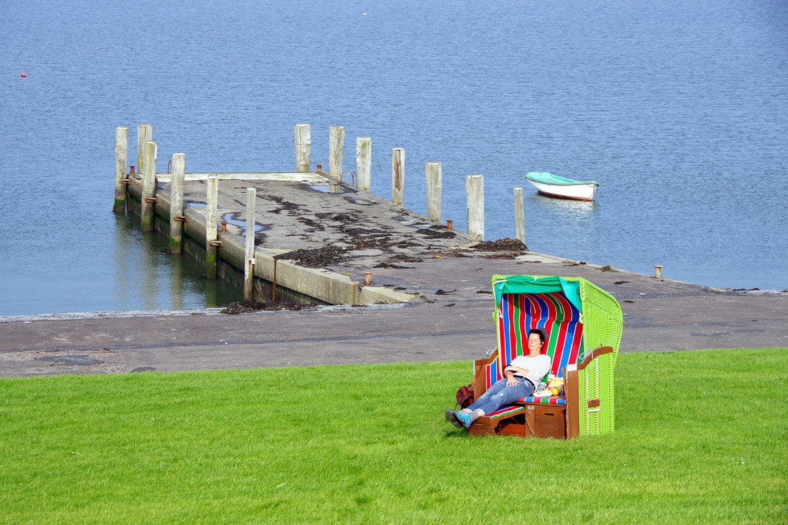 Ungewohnter Anblick. Ein Strandkorb im Grünen (Foto: Dieter Katz)