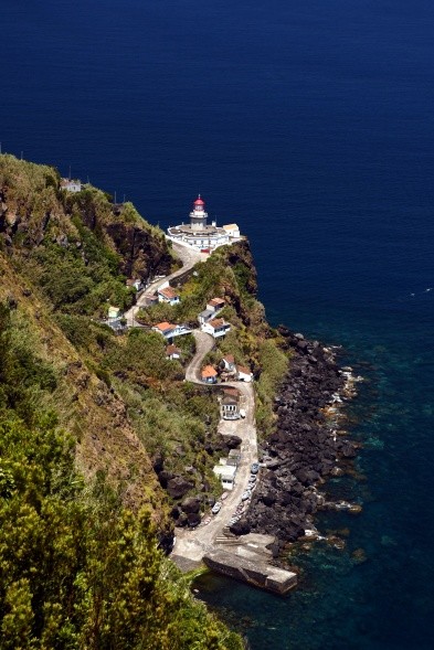 Ein Geheimtipp für alle, die gut motorisierte Leihwägen haben – der traumhaft gelegene Leuchtturm an der Ponta do Arnel (Foto: Michael Bussmann und Gabriele Tröger)