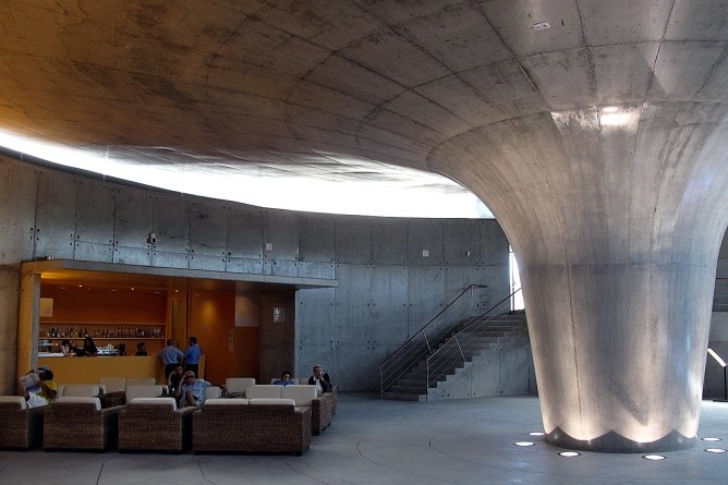 Das architektonisch beeindruckende, unterirdische Vulkanmuseum auf Faial (Foto: Michael Bussmann)
