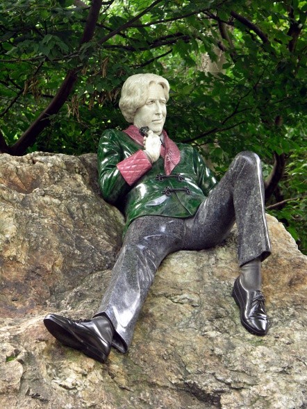 In der Pose des Dandys – der Schriftsteller und Genussmensch Oscar Wilde (Foto: Ralph-Raymond Braun)