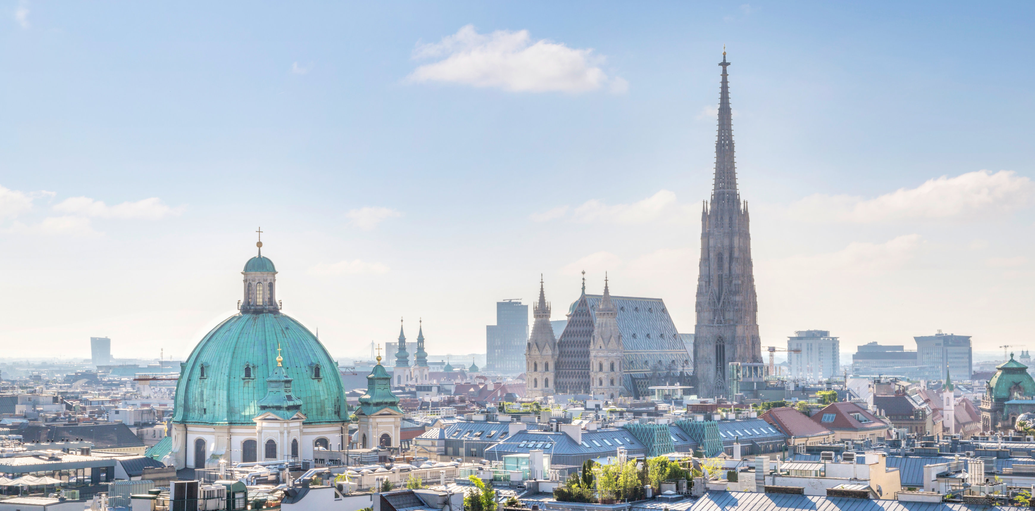 Blick über die Dächer von Wien mit dem Stefansdom im Morgenlicht