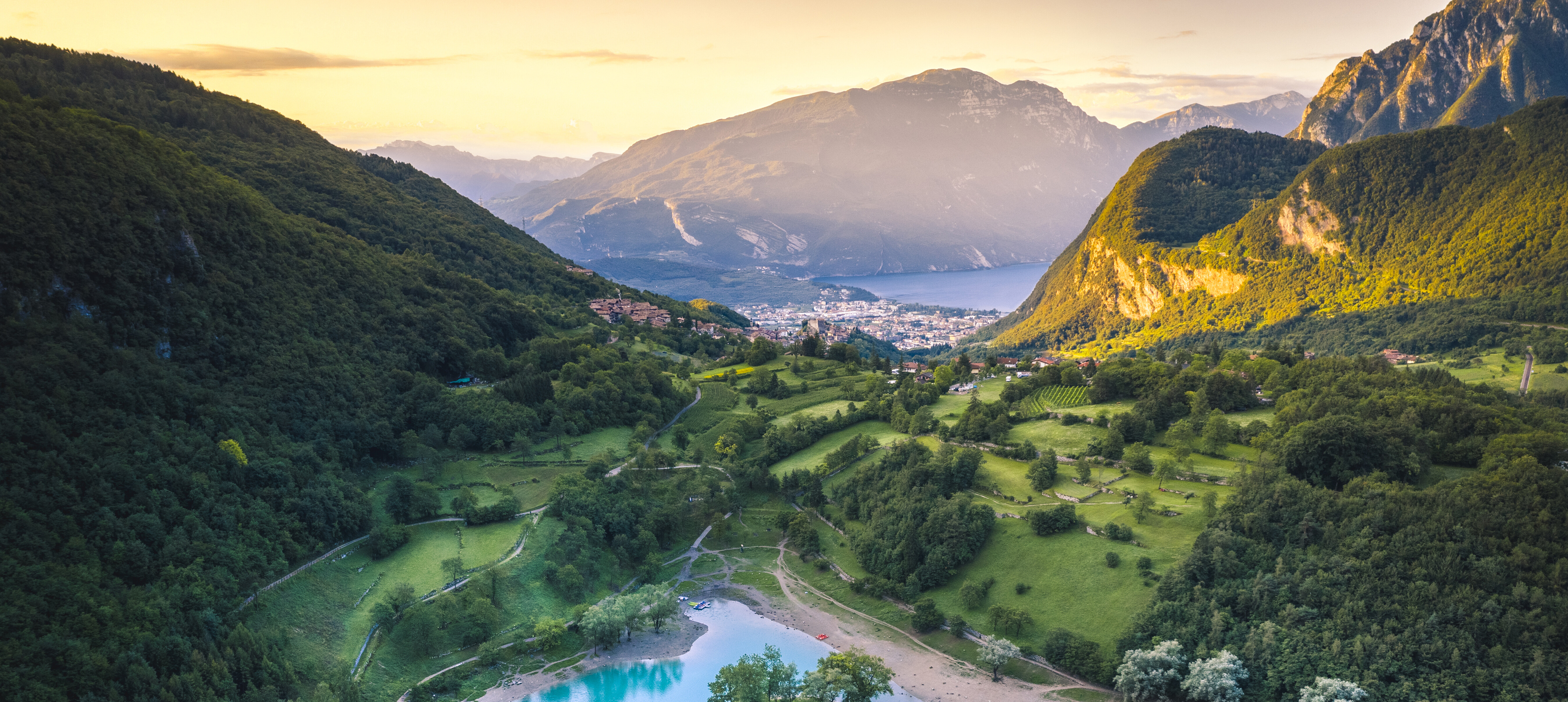 Lago di Tenno, im Hintergrund der Gardasee