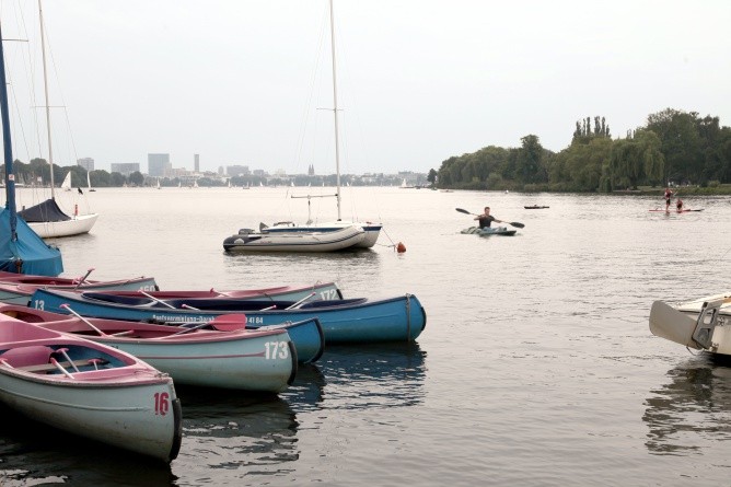 Die Außenalster, auch Hamburger Meer genannt, ist ein beliebtes Freizeitrevier der Hansestadt (Foto: Mirja Schellbach)