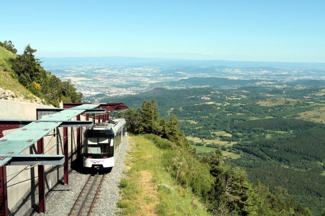 Mit der Panoramabahn zum erloschenen Feuerspeier Puy de Dôme, dem Wahrzeichen der Auvergne (Foto: Severine Sand)