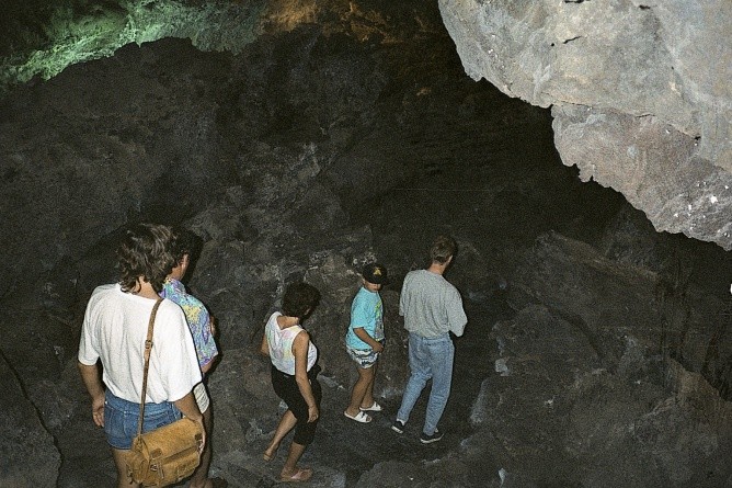 In die Unterwelt – der Einstieg des bislang längsten bekannten Lavatunnels der Welt (Foto: Lucie Büchert-Fohrer)
