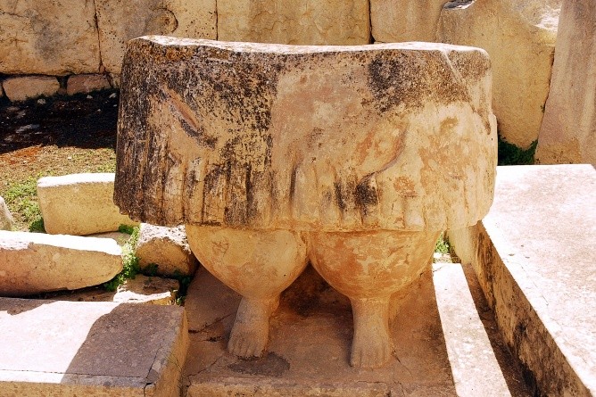 Kleines Relikt von einer der drei Tempelstätten aus der Steinzeit (Foto: Michael Bussmann)