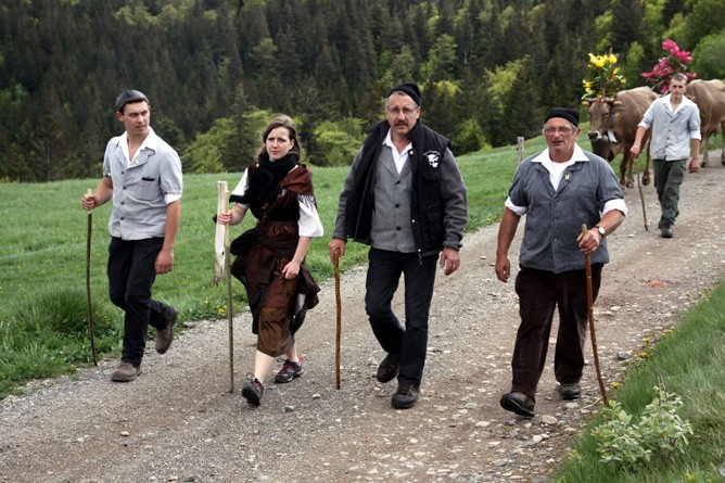 Mit geschmückten Kühen, Wanderstab und einigem Tempo auf den Petit Ballon (Foto: Antje und Gunther Schwab)