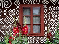 Holzhausmalereien im Bergdorf Cicmany. (Foto: Kerstin Micklitza)