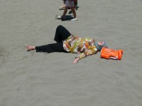 35 Grad. Trotzdem hat die Strandbesucherin nichts vergessen