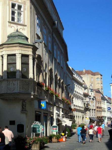 Schöner Bummeln &ndash; die Einkaufsmeile von Krems an der Donau (Foto: Michael Wistuba)