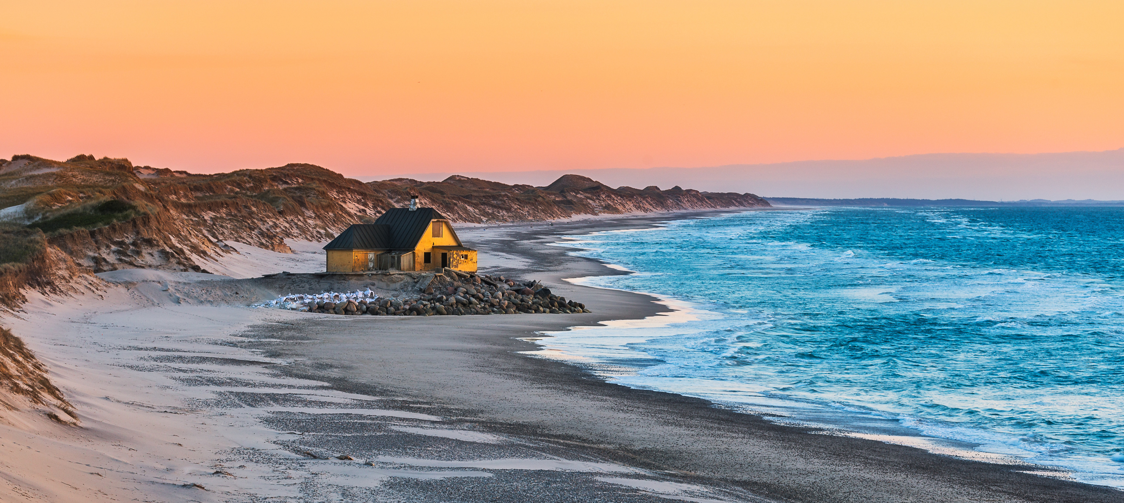 Haus am Strand in der Nähe von Gammel Skagen, Dänemark, beim Sonnenuntergang.