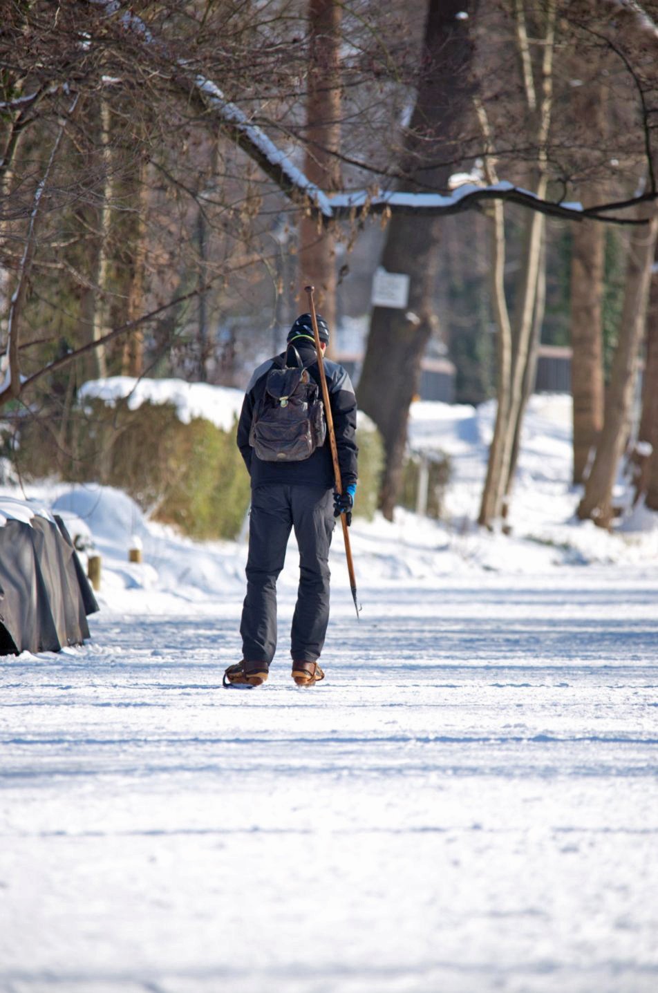 Mit Eschenstab und Holländer über die Eisfläche (Foto: Peggy Leiverkus)
