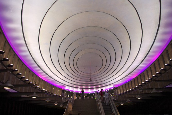 Der U-Bahnhof Plac Wilsona wurde auf der Metrorail 2008 als schönste Station der Welt ausgezeichnet