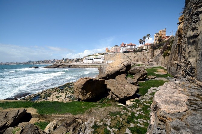 Man nennt sie »Die große Wand«, die Strandpromenade zwischen Estoril und Cascais (Foto: Johannes Beck)