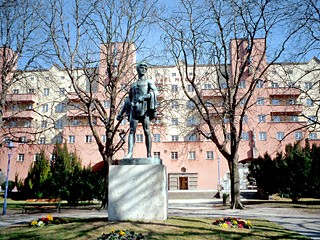 Vor dem monumentalen Superwohnblock Karl-Marx-Hof