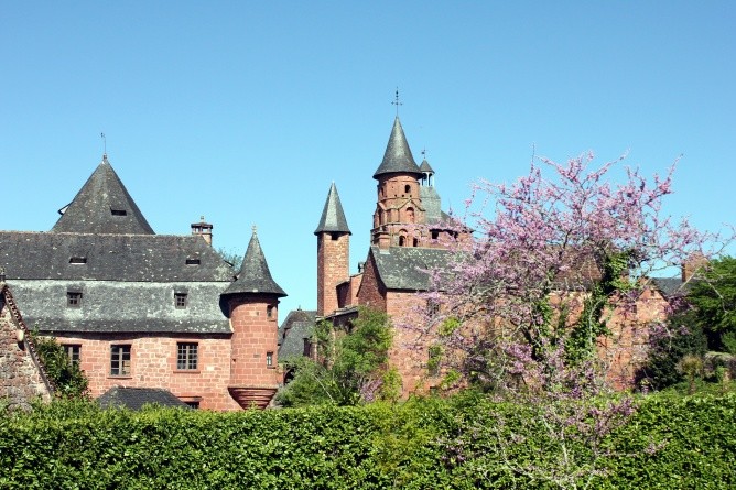 Eindeutig eines der schönsten Dörfer Frankreichs und gleichzeitig das erste, das diese Auszeichnung erhalten hat – Collonges-la-Rouge im Zentralmassiv (Foto: Severine Sand)