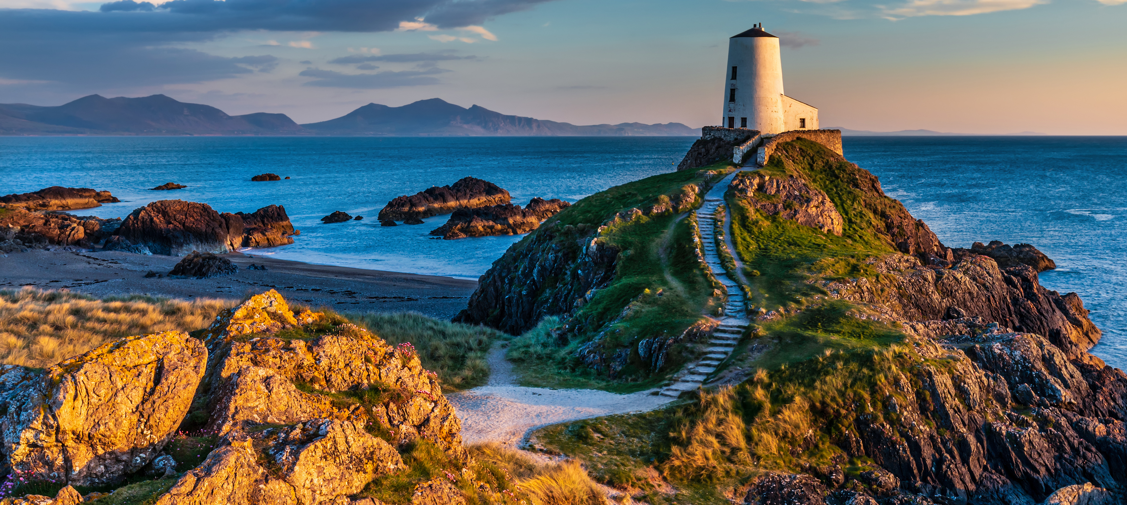 Der Twr Mawr Leuchtturm auf der Insel Ynys Llanddwyn in Anglesey, Nordwales

